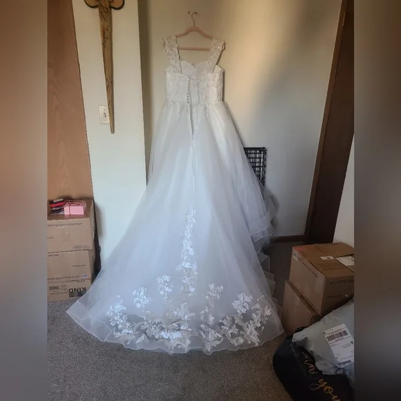 Classic White Lace A-Line Wedding Dress with Floral Detail - Picture 9 of 10